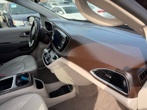 2017 Chrysler Pacifica Touring-L Plus