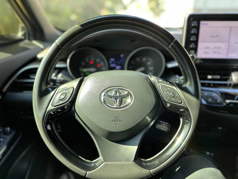 2019 Toyota C-HR Limited photo 18