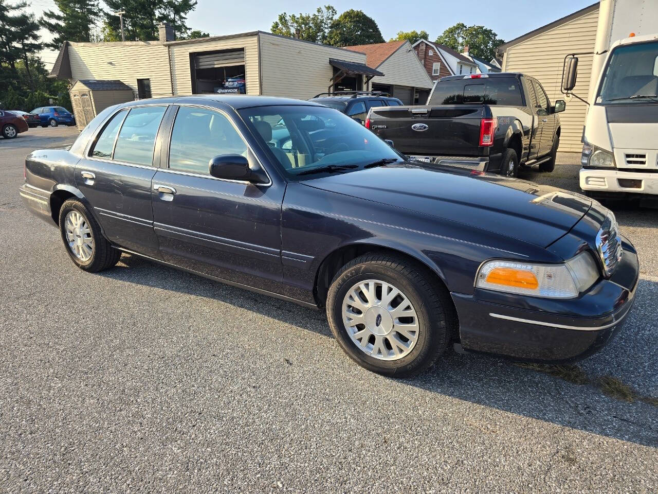 2003 Ford Crown Victoria for sale at QUEENSGATE AUTO SALES in York, PA