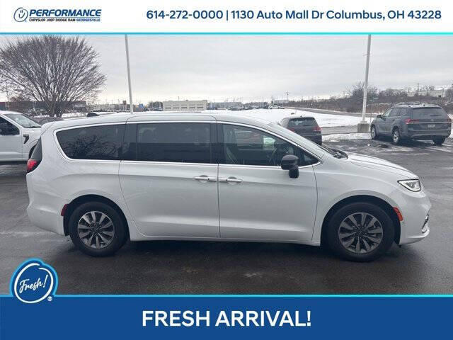 2025 Chrysler Pacifica Plug-In Hybrid Select