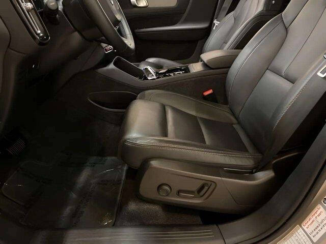 2025 Volvo XC40 B5 Plus Bright Theme
