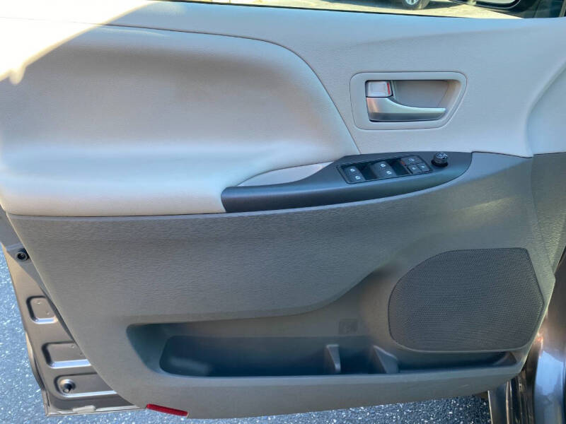 2017 Toyota Sienna LE 7-Passenger