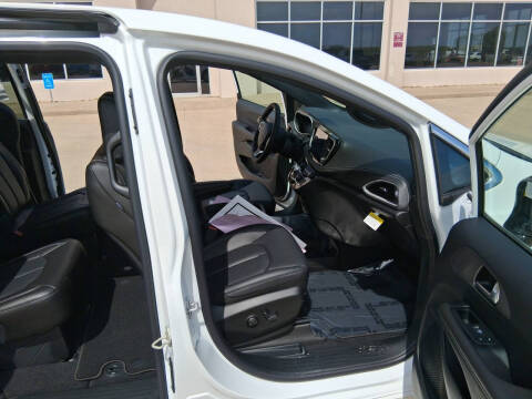 2027 Chrysler Pacifica Select