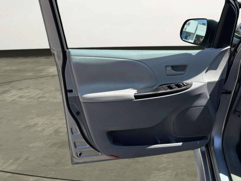 2011 Toyota Sienna LE 7-Passenger Auto Access Seat
