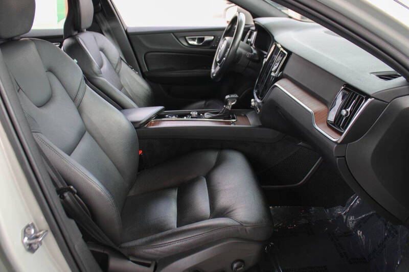 2020 Volvo V60 T5 Momentum