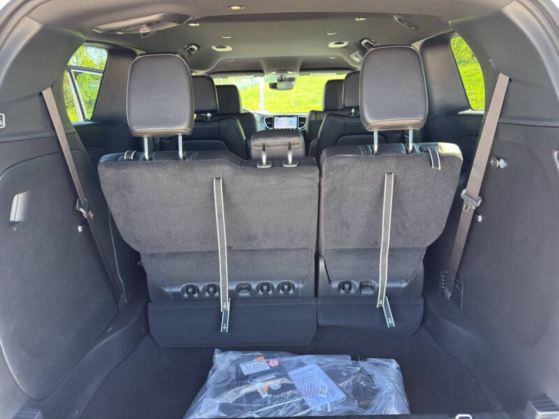 2027 Chrysler Pacifica Select