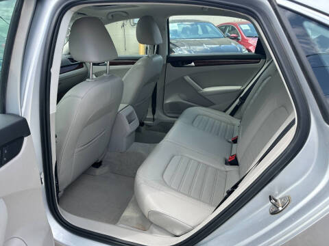 2012 Volkswagen Passat SEL