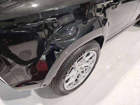 2024 Land Rover Defender 110 V8 P525