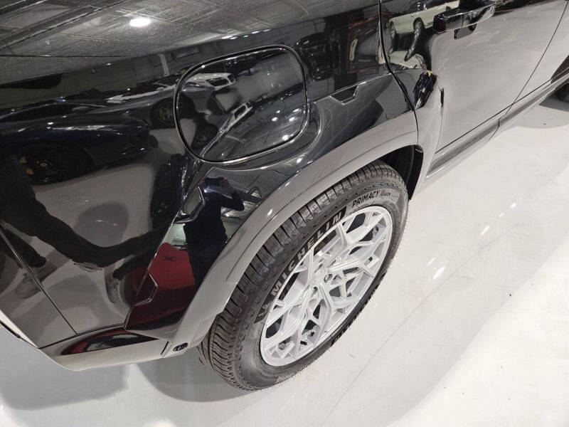 2024 Land Rover Defender 110 V8 P525