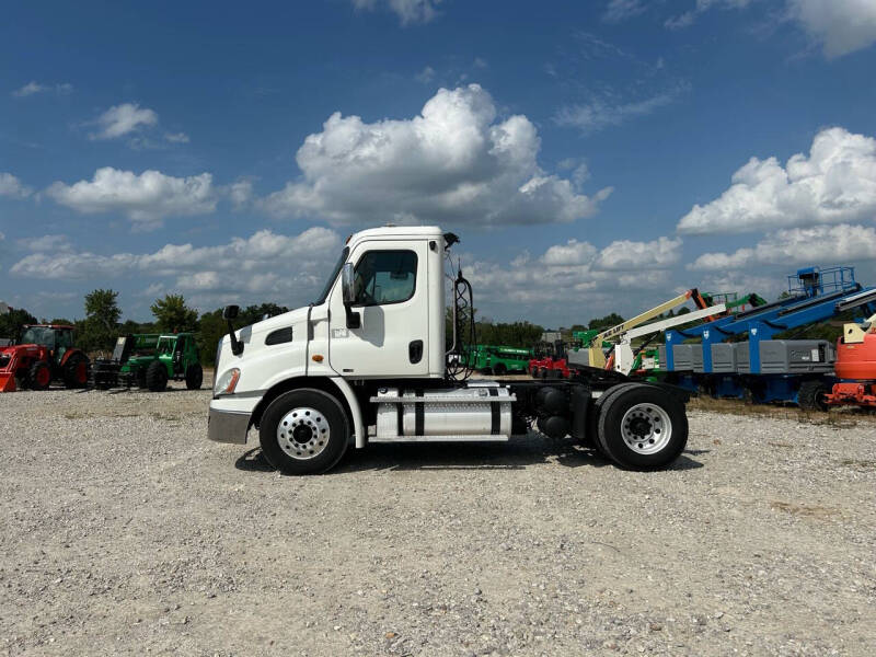 2012 Freightliner Cascadia 113 Semi Truck