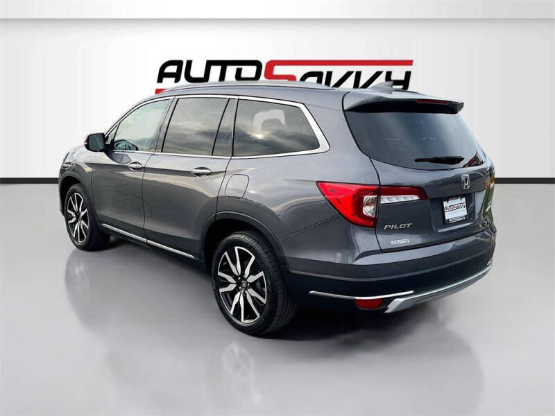 2021 Honda Pilot Touring w/Rear Captain's Chairs
