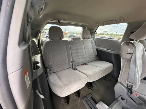2015 Toyota Sienna LE 8-Passenger