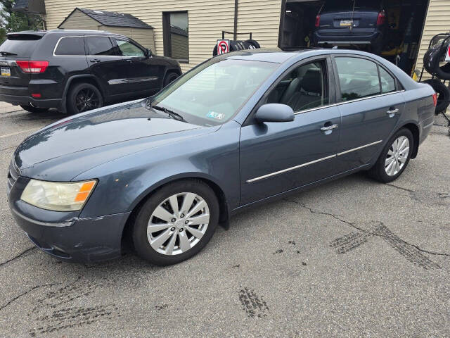 2009 Hyundai SONATA for sale at QUEENSGATE AUTO SALES in York, PA