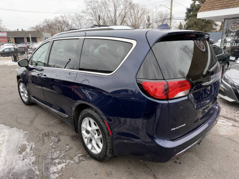 2017 Chrysler Pacifica Touring-L Plus