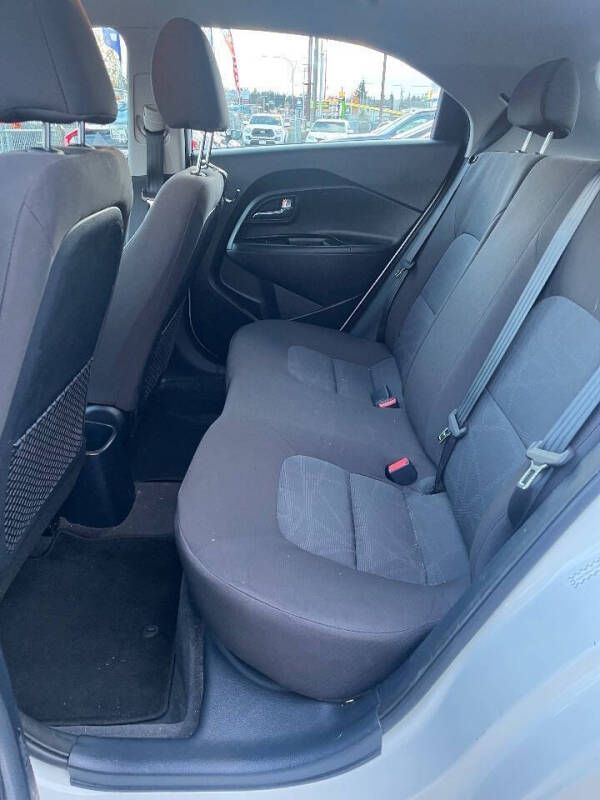 2016 Kia Rio 5-Door LX