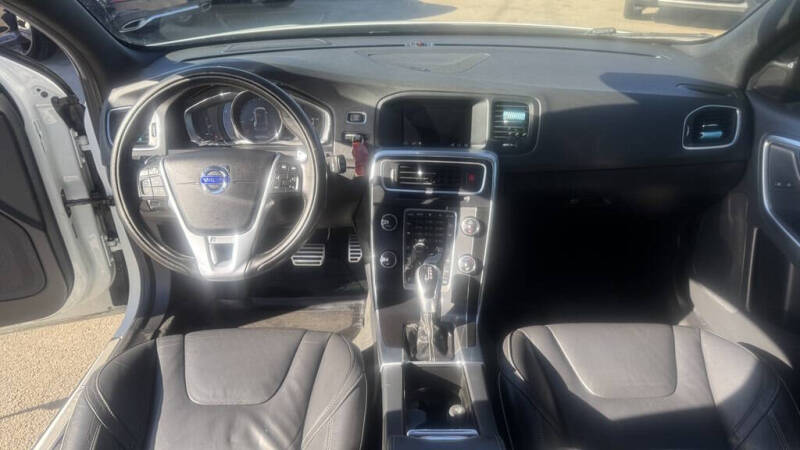 2017 Volvo V60 T6 R-Design