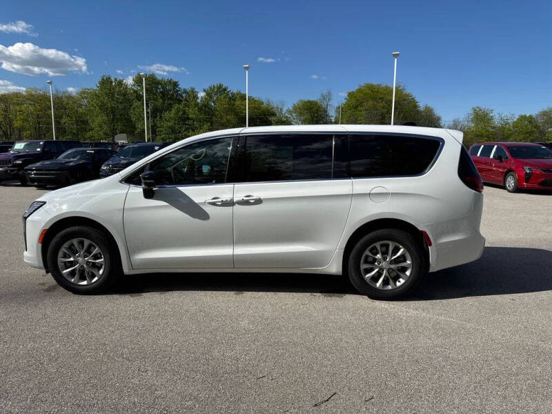 2027 Chrysler Pacifica Select