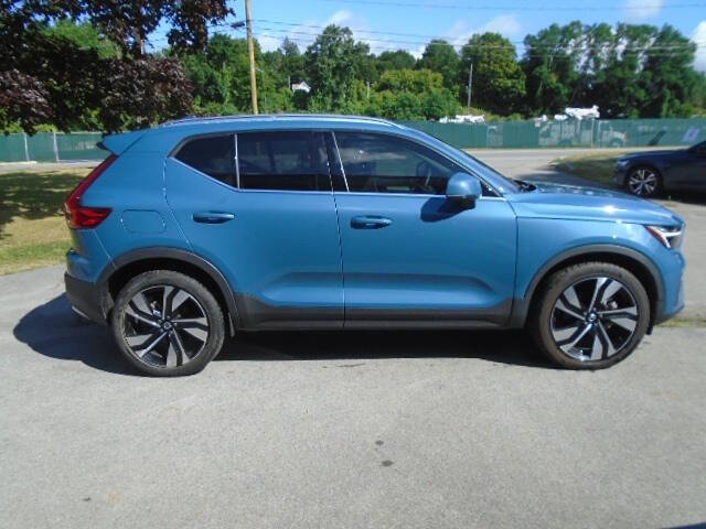 2023 Volvo XC40 B5 Plus Bright Theme