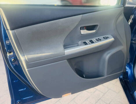 2014 Toyota Prius v Two