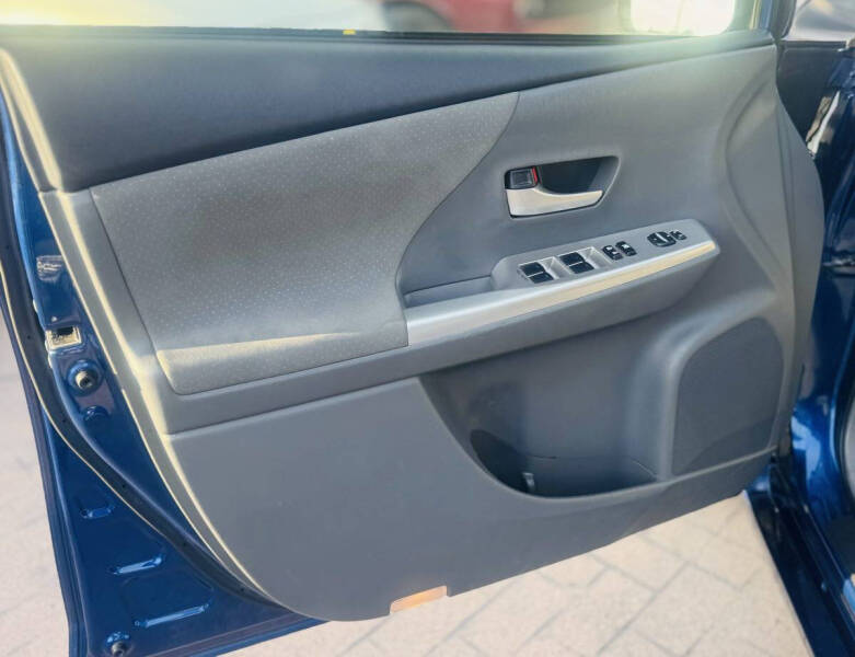 2014 Toyota Prius v Two