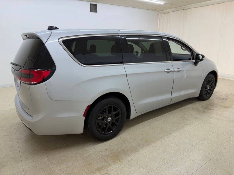 2024 Chrysler Pacifica Touring L - Photo 7