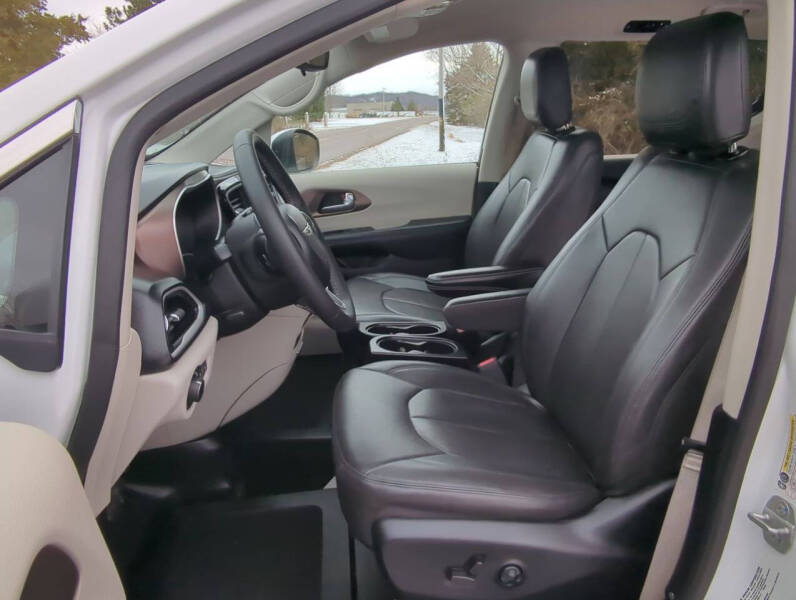 2023 Chrysler Voyager LX