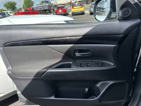 2020 Mitsubishi Outlander ES