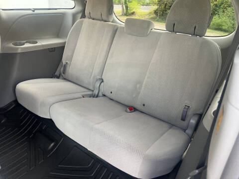 2012 Toyota Sienna LE 7-Passenger Auto Access Seat