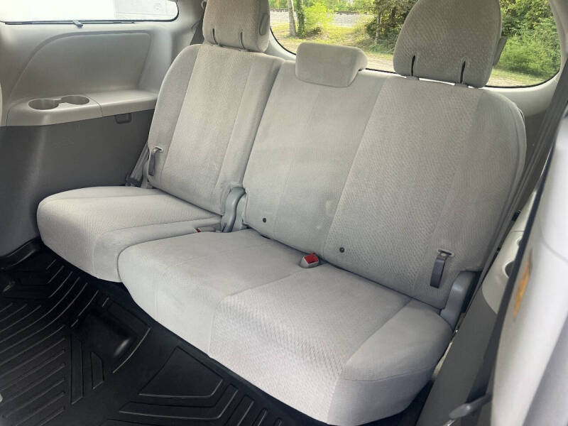 2012 Toyota Sienna LE 7-Passenger Auto Access Seat