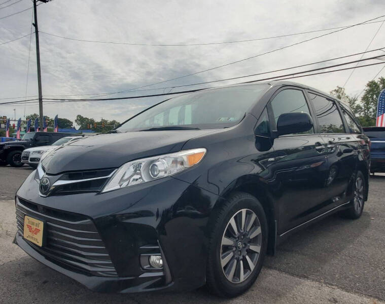 2018 Toyota Sienna XLE Premium's photo