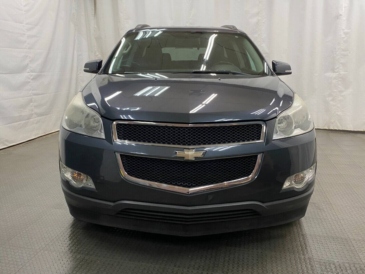 2010 Chevrolet Traverse LT AWD 4dr SUV w/1LT - Gray exterior view 3