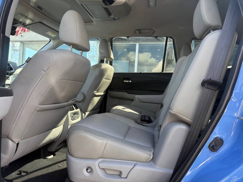 2021 Honda Pilot Touring w/Rear Captain's Chairs