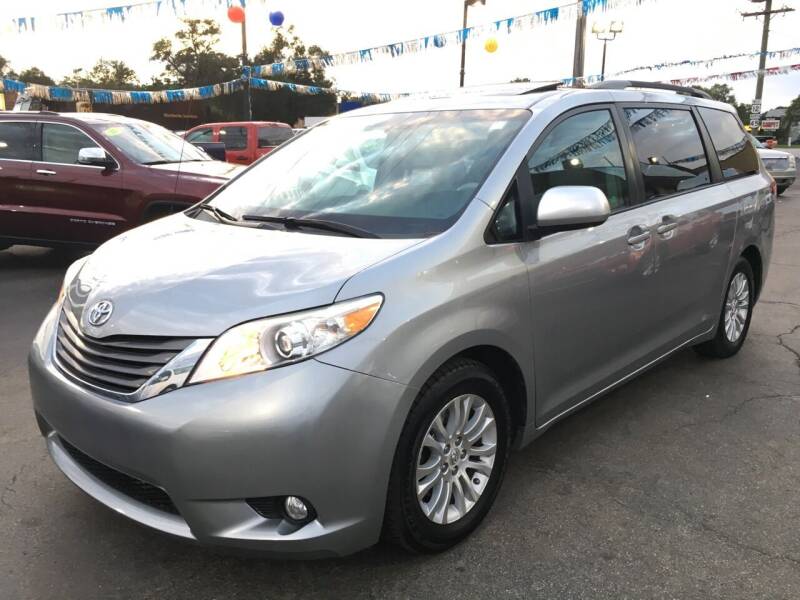 2011 Toyota Sienna for sale at TOP YIN MOTORS in Mount Prospect IL