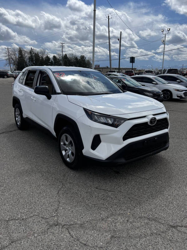 2022 Toyota RAV4 LE's photo