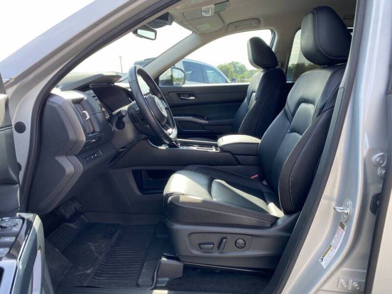 2024 Nissan Pathfinder SL