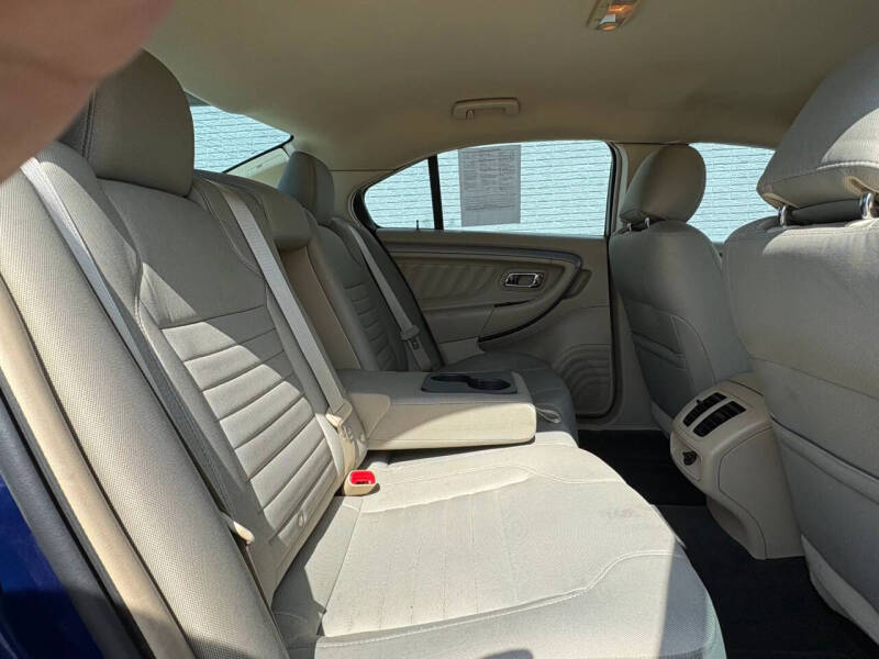 2013 Ford Taurus SE