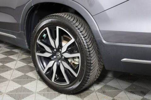 2019 Honda Pilot Touring w/Rear Captain's Chairs