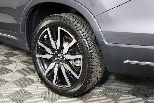 2019 Honda Pilot Touring w/Rear Captain's Chairs