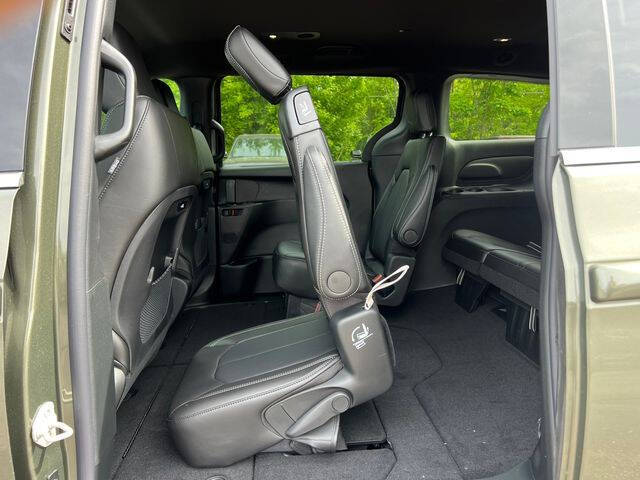 2027 Chrysler Pacifica Select