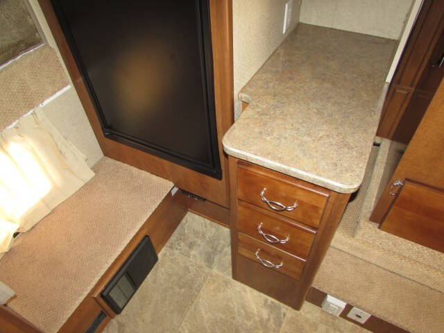 2013 Lance 1050S