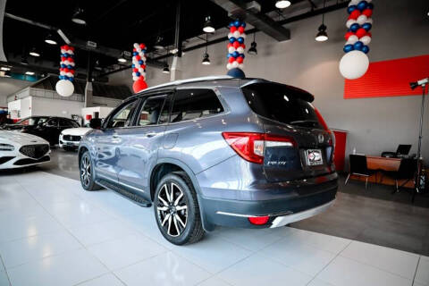 2022 Honda Pilot Touring w/Rear Captain's Chairs