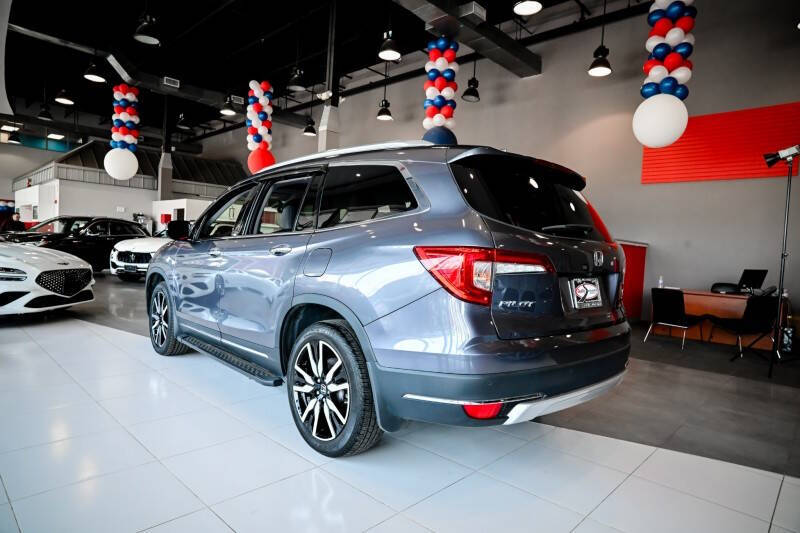 2022 Honda Pilot Touring w/Rear Captain's Chairs