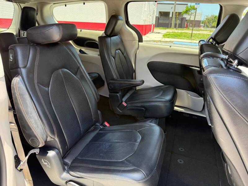 2017 Chrysler Pacifica Touring-L Plus