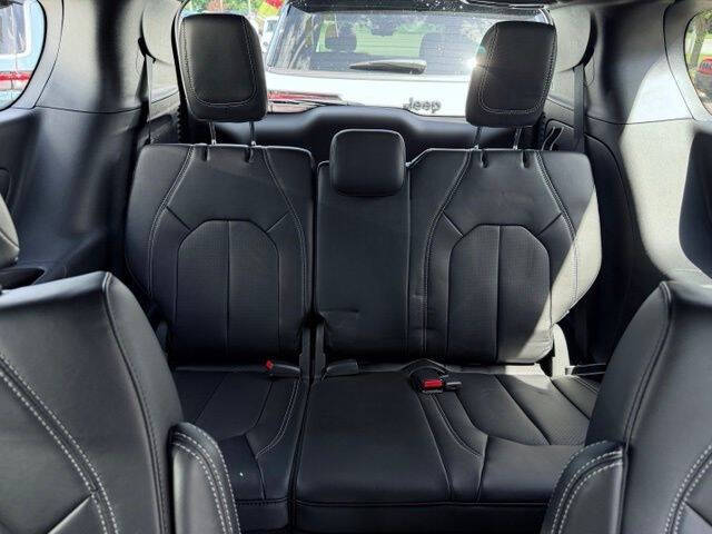 2027 Chrysler Pacifica Select