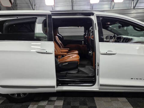 2025 Chrysler Pacifica Plug-In Hybrid Pinnacle