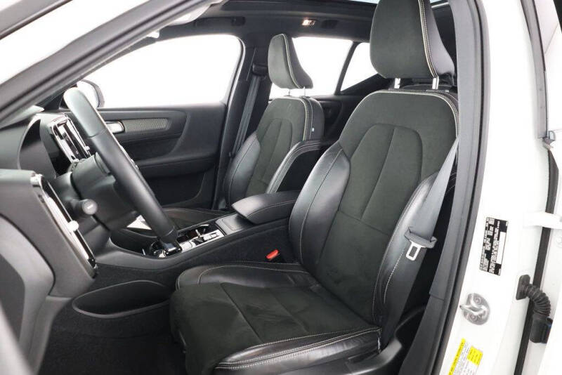 2022 Volvo XC40 T5 R-Design