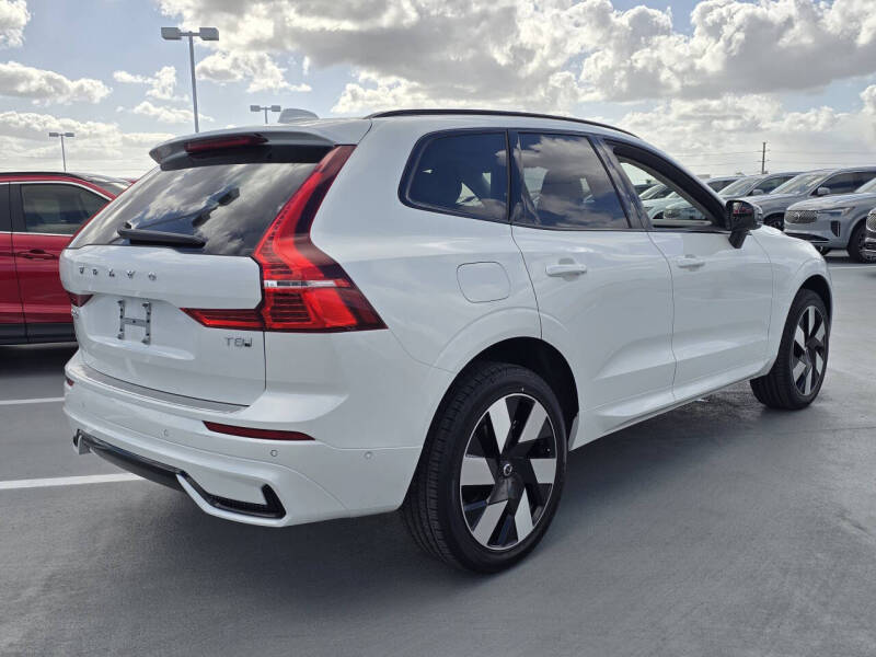 2025 Volvo XC60 T8 Plus Dark Theme