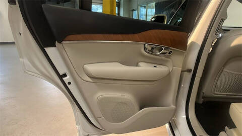 2022 Volvo XC90 T6 Momentum 7-Passenger