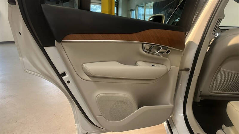 2022 Volvo XC90 T6 Momentum 7-Passenger