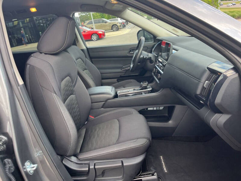 2025 Nissan Pathfinder SV